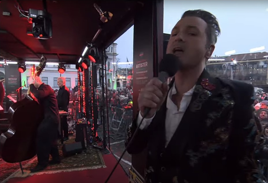 Ola Salo och Musica Vitae framför musik framför publik under Musikhjälpen.